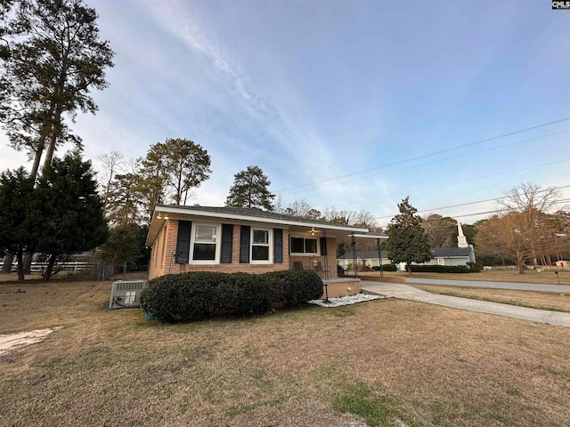 view of front of property featuring covered porch and a front lawn