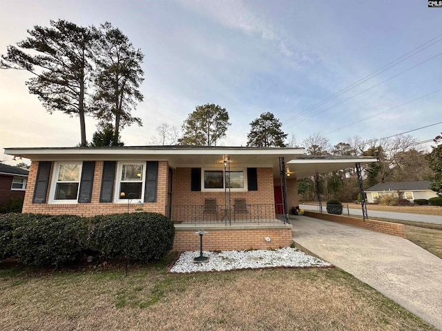 view of front facade featuring a carport