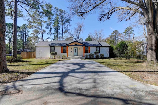 ranch-style house featuring a front lawn