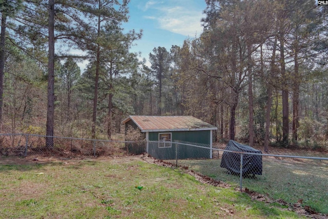 view of yard with an outdoor structure