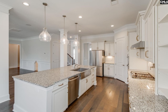 kitchen with appliances with stainless steel finishes, an island with sink, pendant lighting, and dark hardwood / wood-style floors