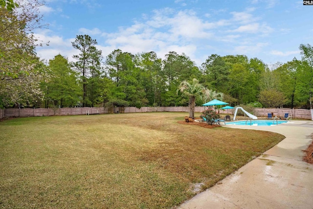 view of yard featuring a fenced in pool