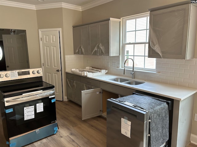 kitchen with light hardwood / wood-style floors, electric range, sink, gray cabinets, and decorative backsplash