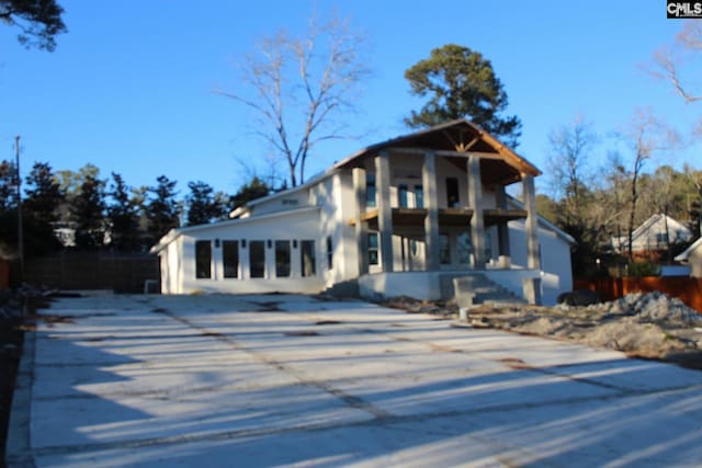 view of front of home with driveway