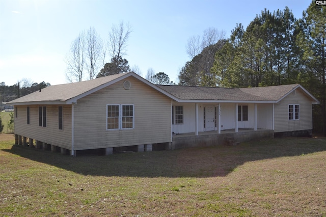 view of front of home featuring a front lawn