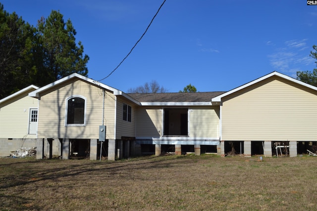 back of house featuring a lawn