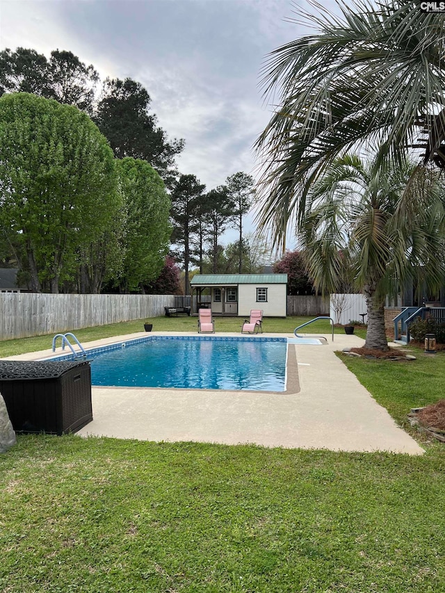 view of swimming pool featuring a lawn