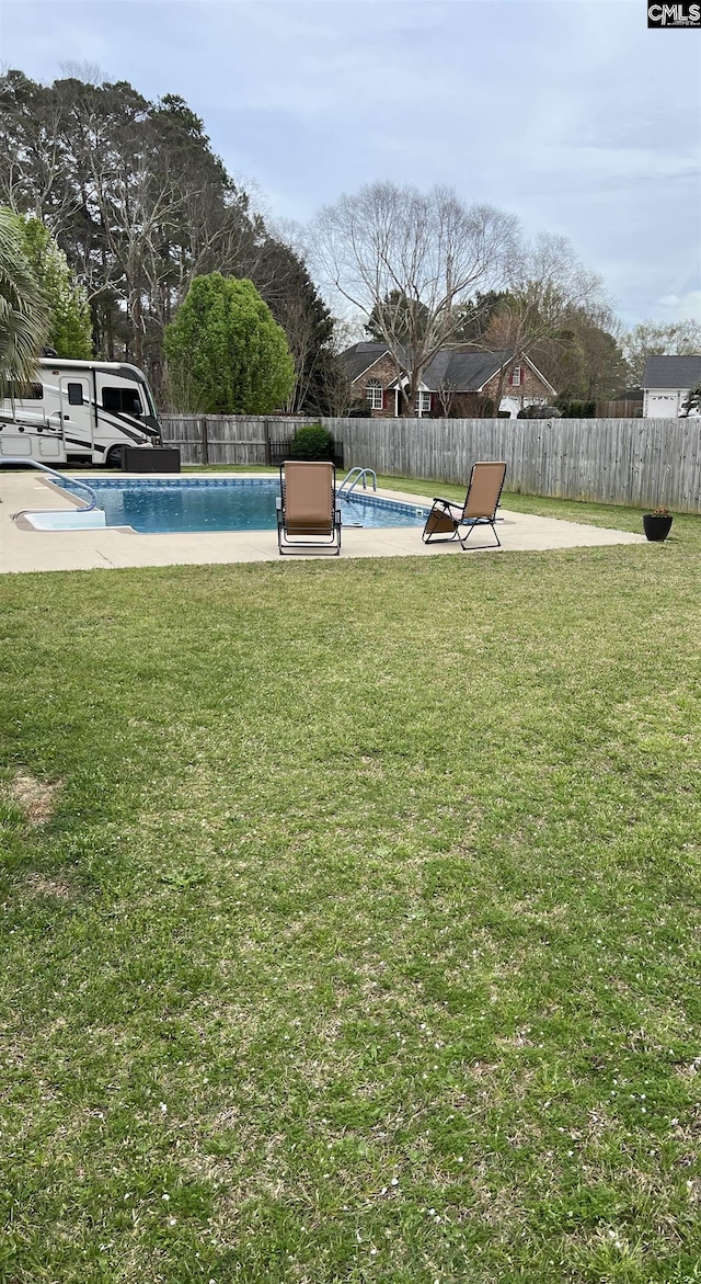 view of yard featuring a fenced in pool