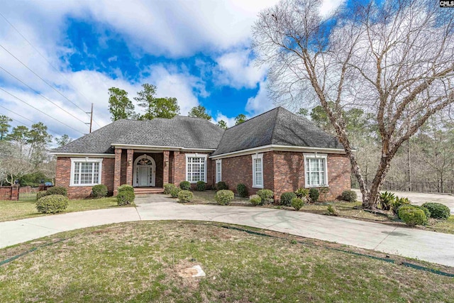 view of front of property featuring a front yard