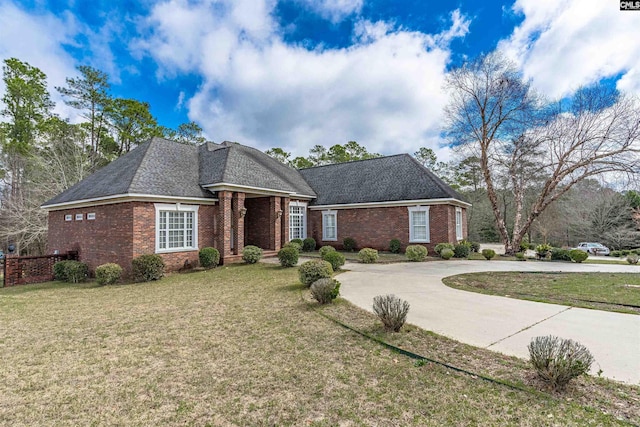 view of front of home featuring a front lawn