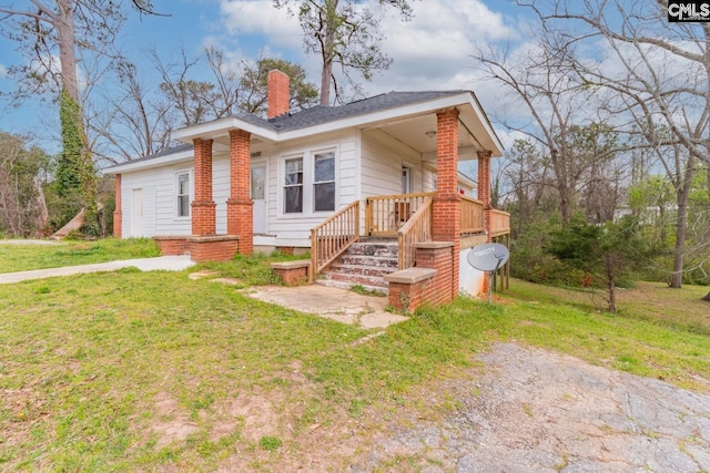 view of front facade with a front yard