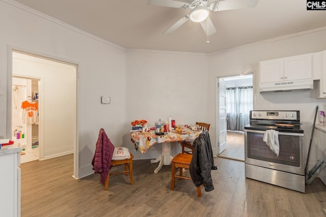 kitchen with electric stove, ceiling fan, ornamental molding, light hardwood / wood-style flooring, and white cabinets