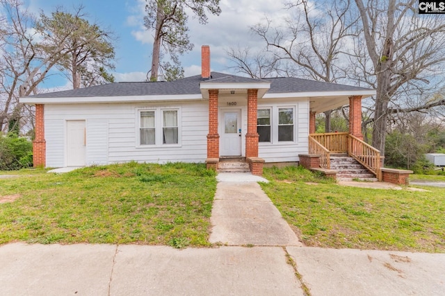 ranch-style home featuring a front lawn