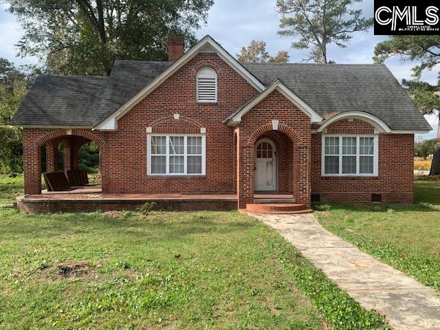 view of front of house featuring a front lawn