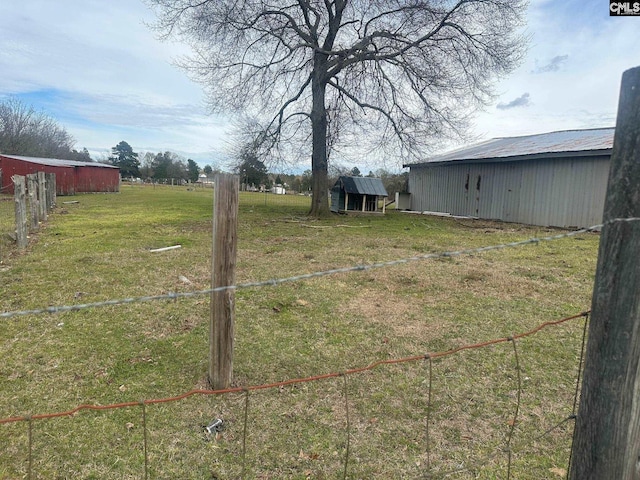 view of yard featuring an outbuilding