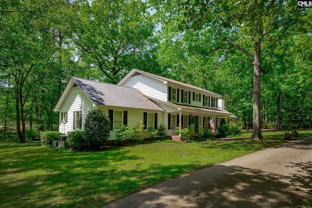 view of front of property featuring a front yard