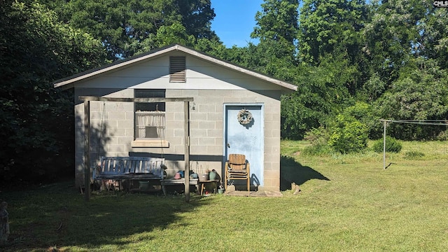 view of shed / structure featuring a yard