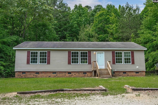 view of front of house featuring a front lawn