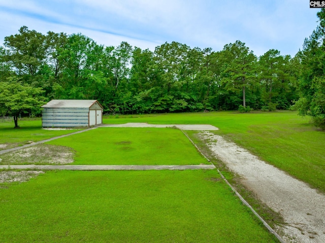 view of yard featuring an outdoor structure