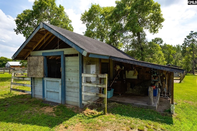 view of outdoor structure with an outbuilding