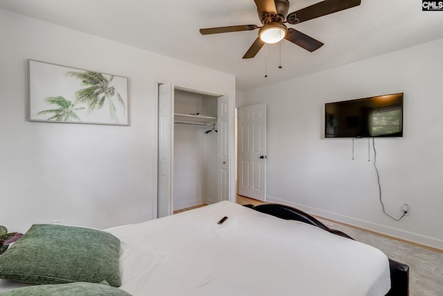 bedroom featuring ceiling fan, light hardwood / wood-style floors, and a closet