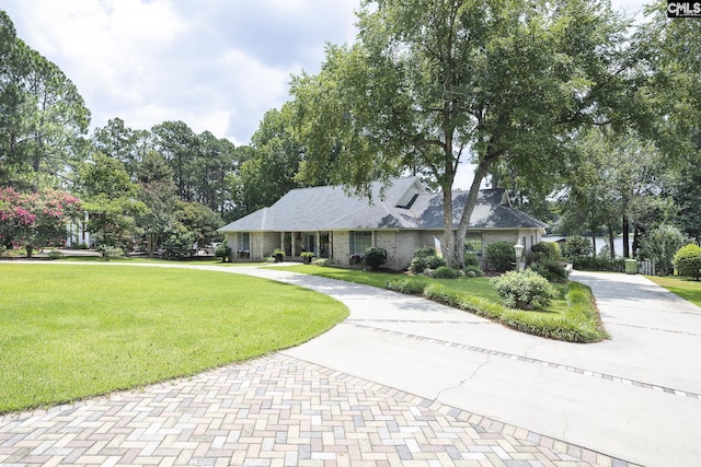 ranch-style house featuring a front yard