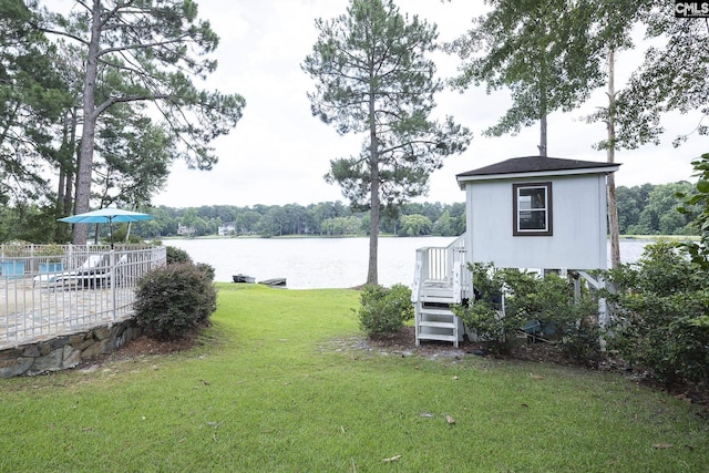 view of yard featuring a water view