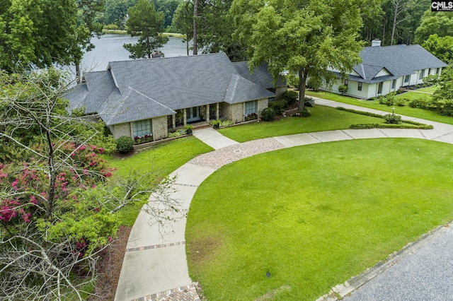 view of front of property featuring a front yard