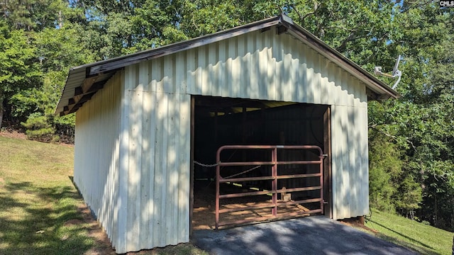 view of pole building featuring a yard