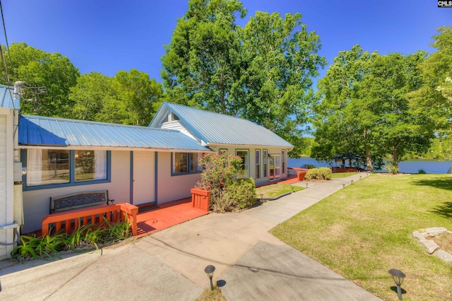 view of front of house featuring a front lawn