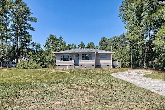 view of front of property featuring a front yard