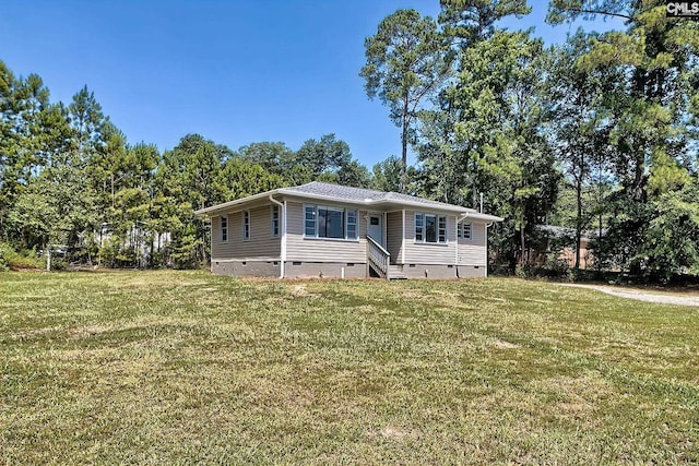 manufactured / mobile home featuring a front lawn