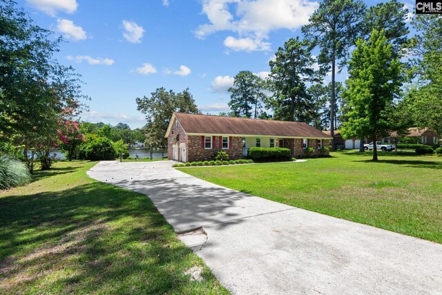 view of front of home featuring a front yard