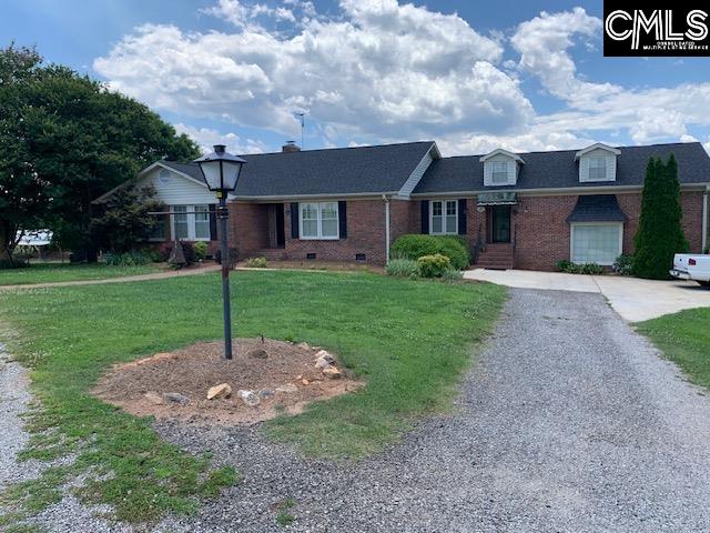 view of front of home featuring a front yard