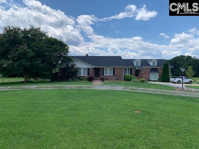 single story home with a front lawn