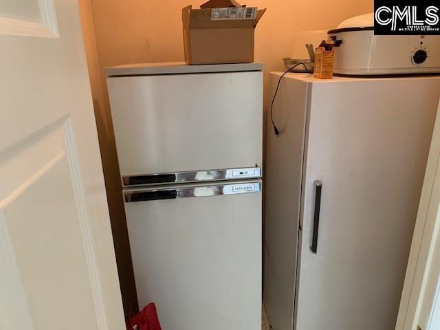 utility room with water heater and washer / dryer