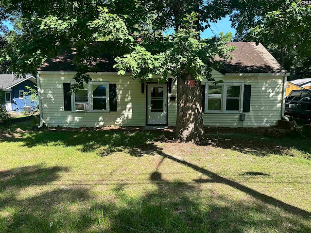 view of front of home featuring a front lawn