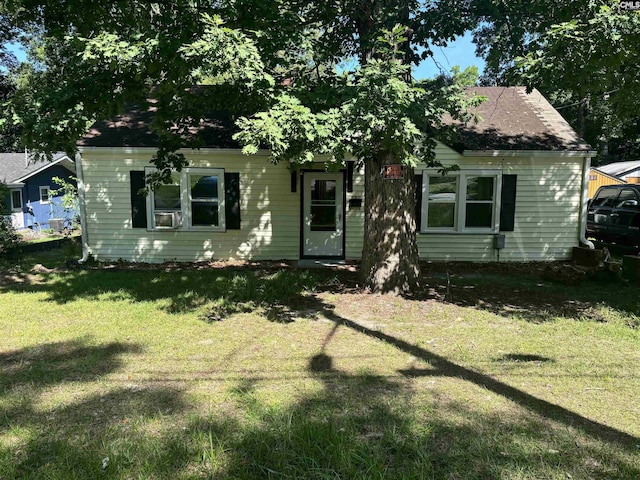 view of front of property featuring a front yard