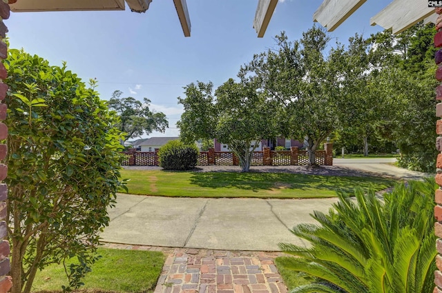 view of front of house featuring a front lawn and fence