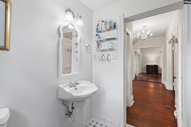 bathroom featuring an inviting chandelier and sink