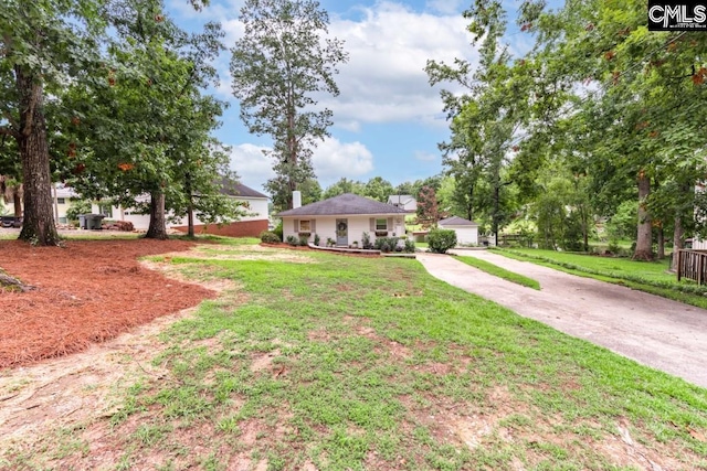 view of front facade with a front lawn