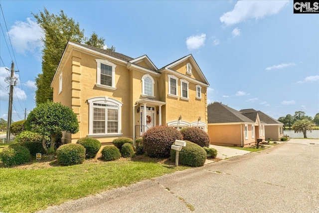 view of front facade with a front yard