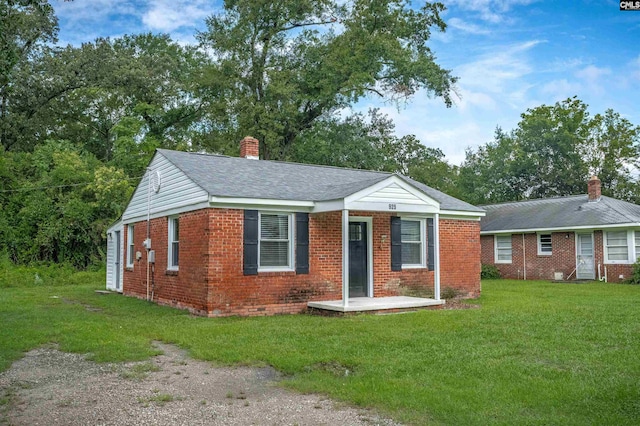 view of front of home featuring a front lawn