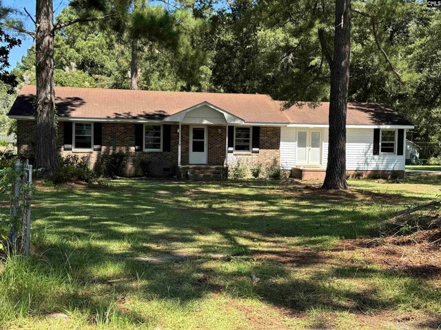 ranch-style home with a front yard