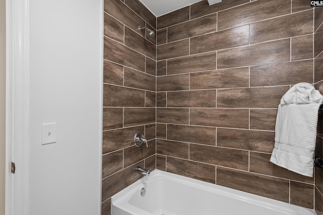 bathroom featuring tiled shower / bath