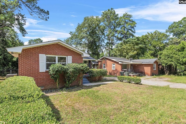 view of front of home featuring a front lawn