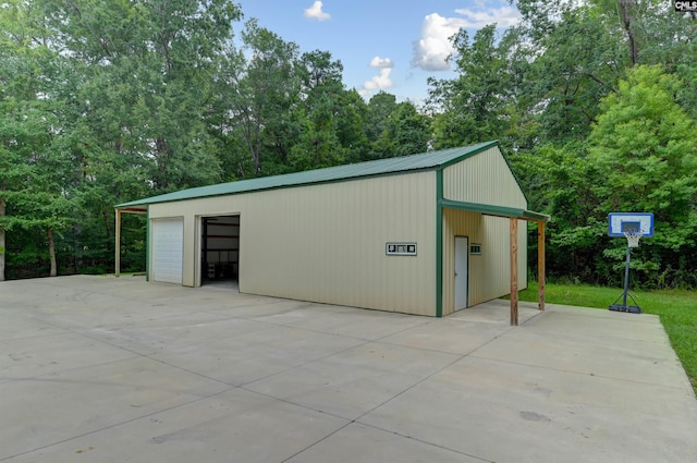 view of outdoor structure with an outbuilding