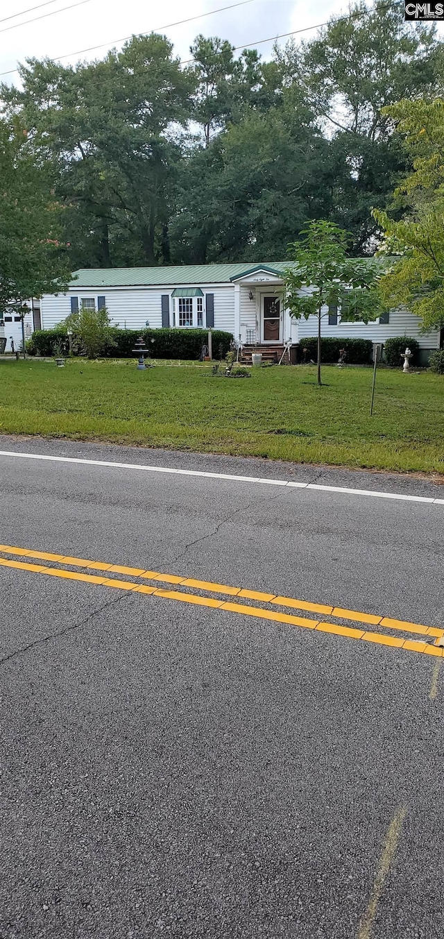 view of front of home featuring a front lawn