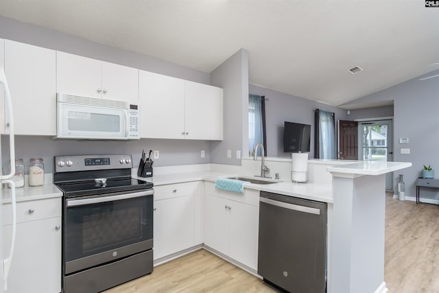 kitchen featuring sink, light hardwood / wood-style floors, stainless steel appliances, kitchen peninsula, and white cabinets