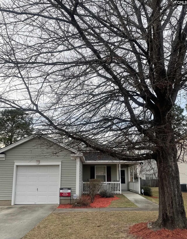 view of front facade featuring a front yard